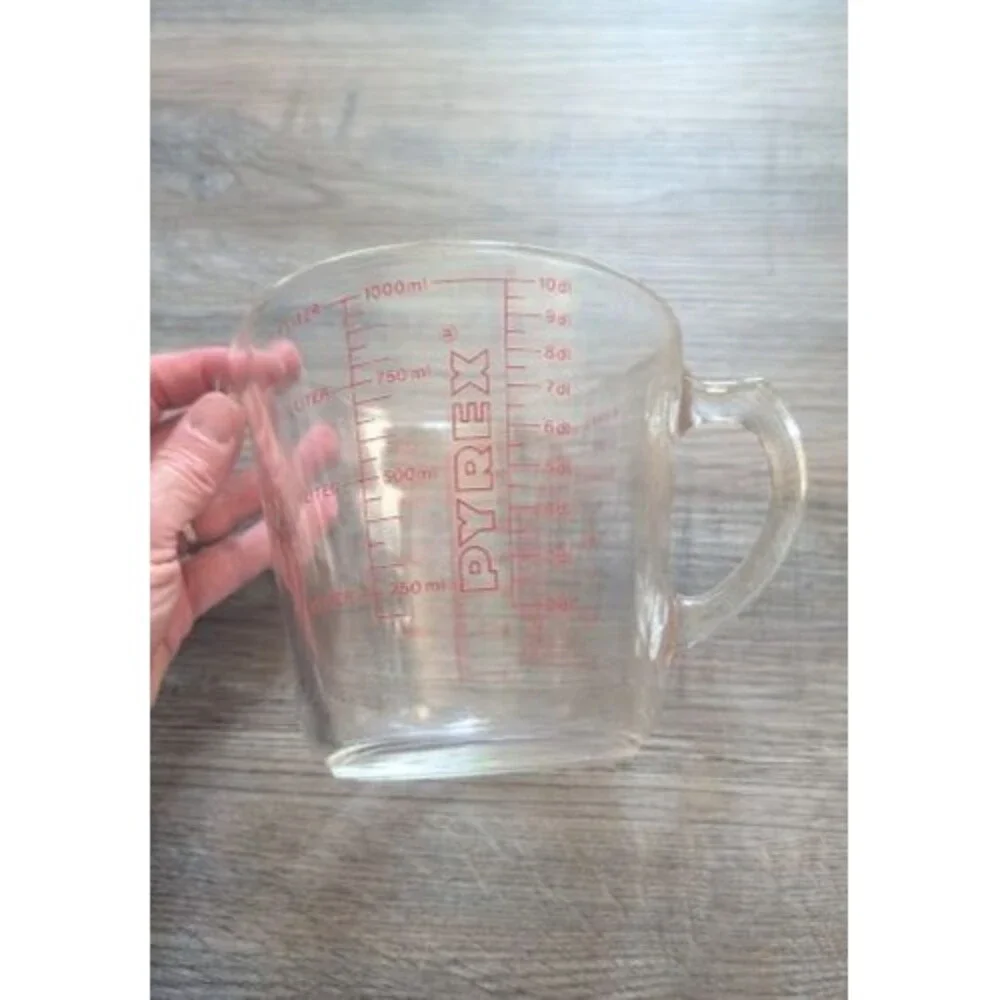 Vintage Pyrex 532 4 cup 1 Quart 32 oz Measuring Cup Red Block Letter D-Handle